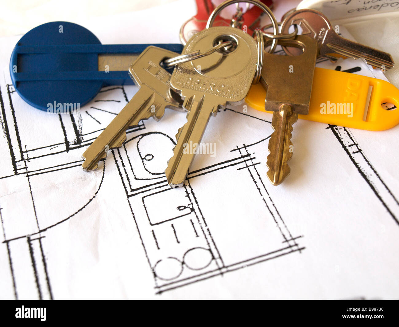 Hausschlüssel an einem Plan von einem Haus Interieur Stockfoto