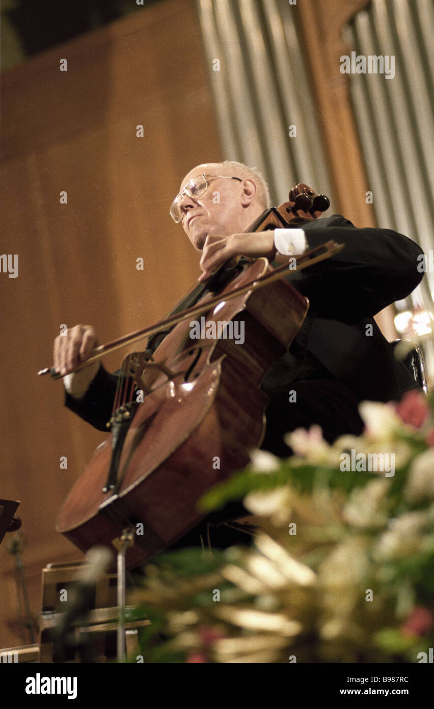 Cellist und Dirigent Mstislav Rostropovich in einem Konzert, Alexander Solzhenitsyn s 80. Geburtstag gewidmet Stockfoto