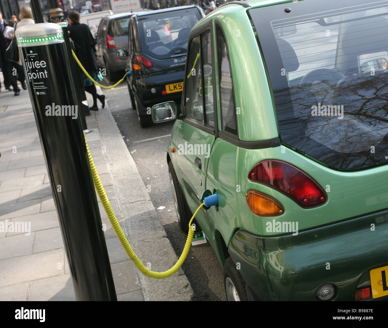 Elektro-Autos aufgeladen, Westminster, Zentrum von London. Stockfoto