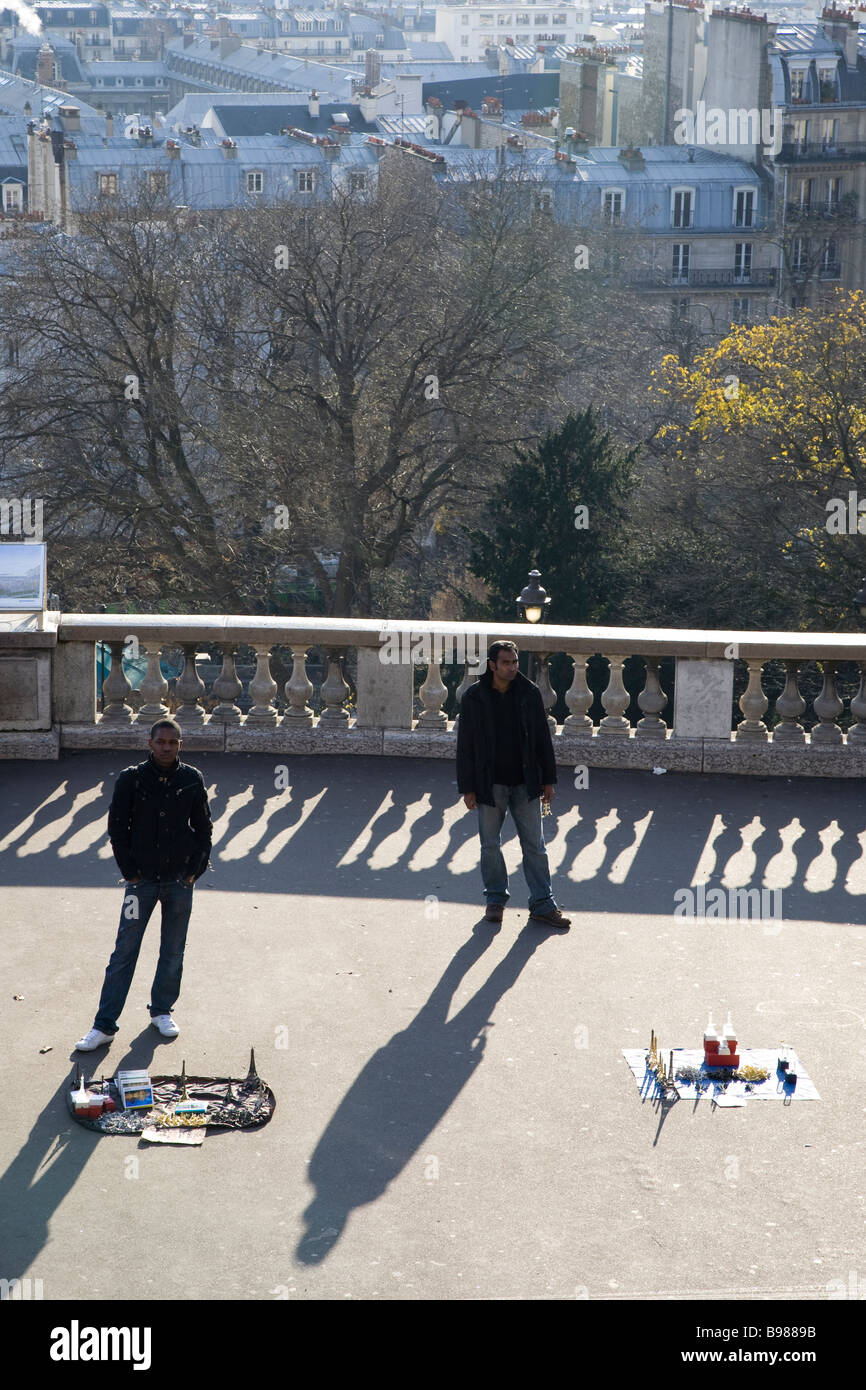 Straßenverkäufer suchen Sie nach Kunden, wie sie ihre unecht waren zu Sacré-Cœur in Paris zu verkaufen. Stockfoto