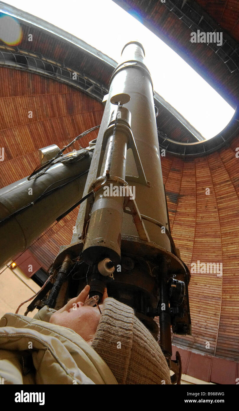 Olga Kalinichenko Mitarbeiter aus der Pulkovo Sternwarte ein Refracting Teleskop Stockfoto