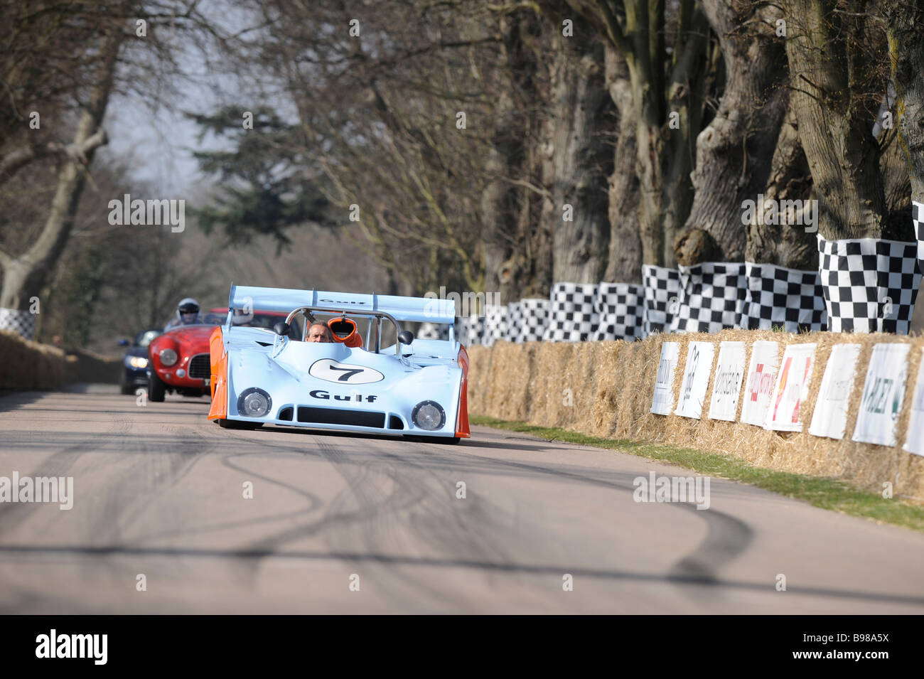 Goodwood Festival of Speed, Chichester, West Sussex, Autos machen ihren Weg an den Start. Stockfoto