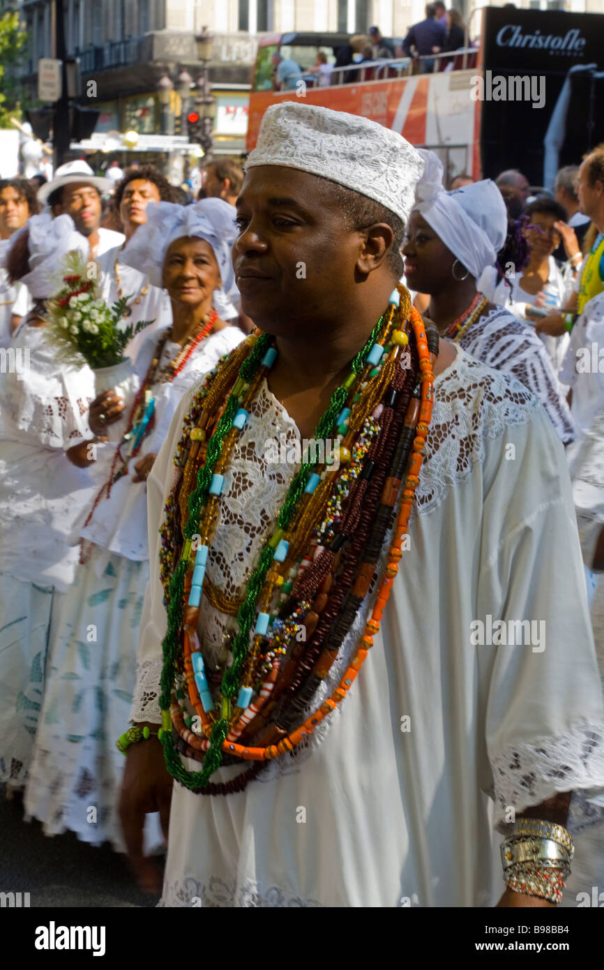 Pai de Santo Afro-brasilianische Prediger aus Bahia bei einer Parade in Paris, Frankreich. Stockfoto