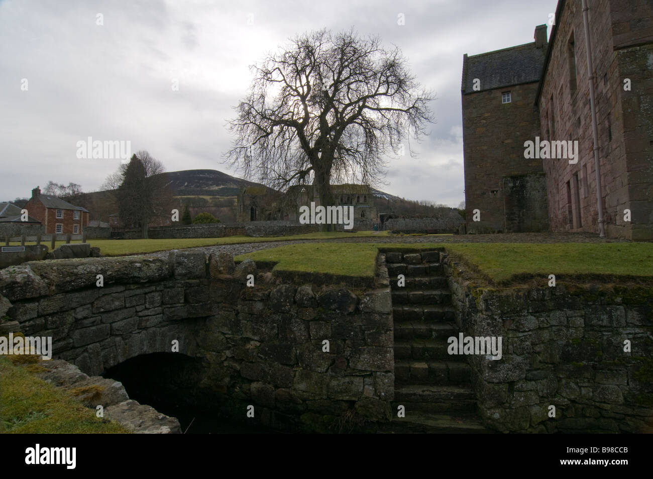 Stufen führen hinunter zu der Mühle Lade mit dem Commendators House im Hintergrund in der Melrose Abbey Stockfoto