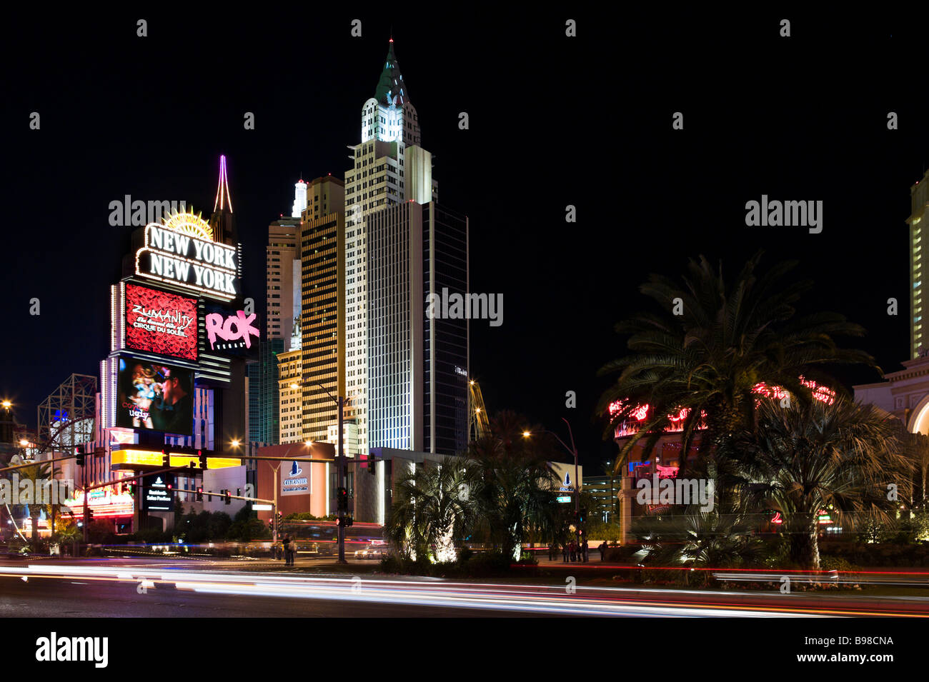 Helle Lichter in der Nacht in der Nähe von NewYork NewYork, Las Vegas Boulevard (Strip), Las Vegas, Nevada, USA Stockfoto