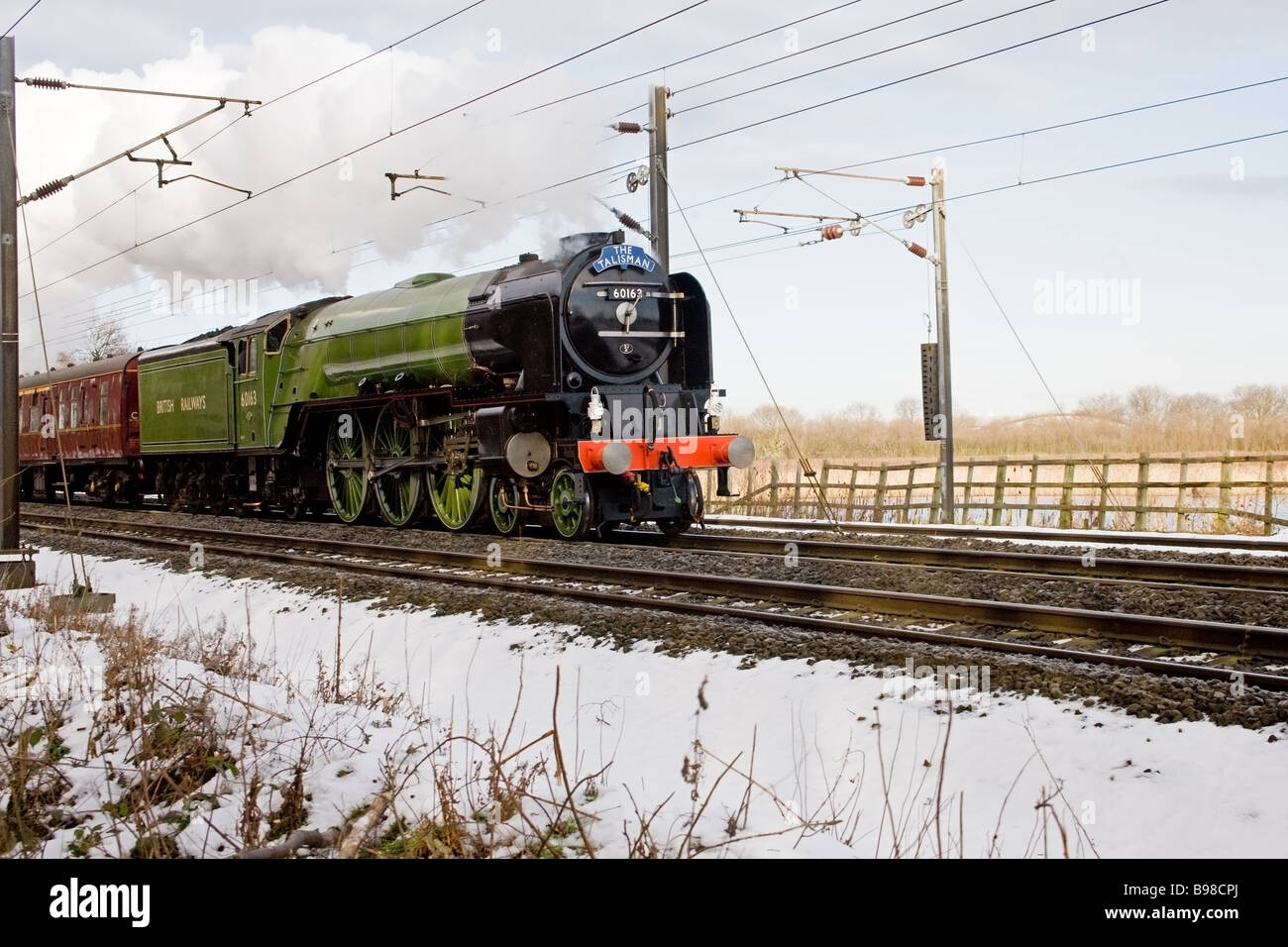 Britische Eisenbahnen Klasse A1 60163 "Tornado" Dampf Lok Pasing durch Potteric Carr Natur Reseve mit Schnee auf Schienen Stockfoto