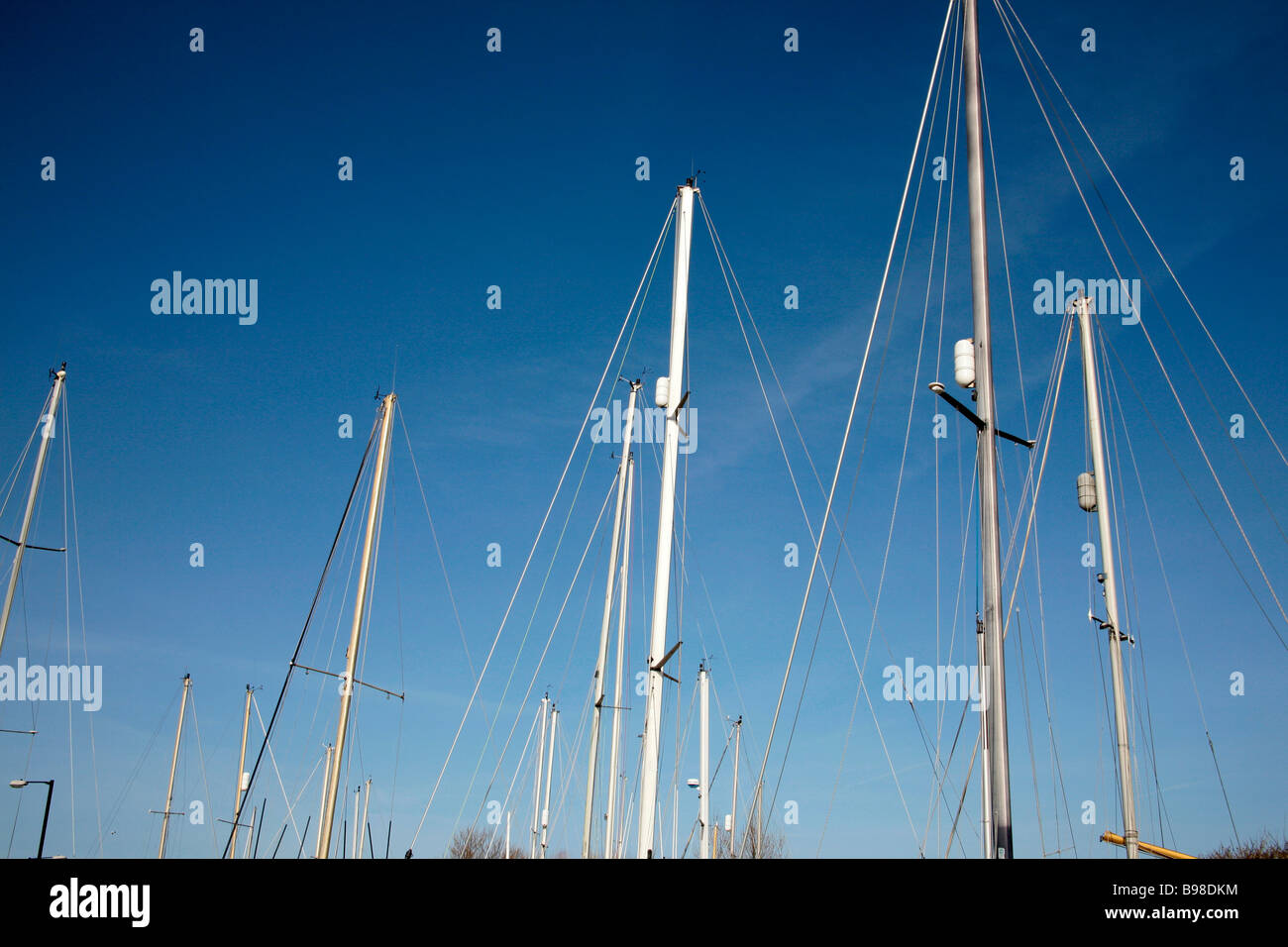 Boot-Masten gegen blauen Himmel in Burnham am Meer Stockfoto