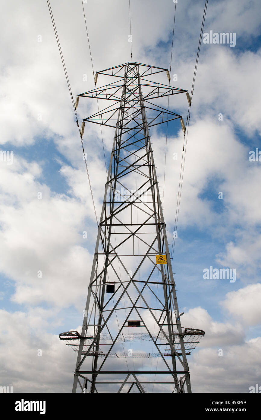 Hochspannungs Strommasten in der englischen Landschaft Stockfoto