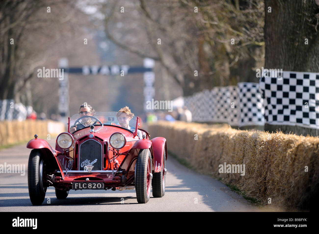 Ein Alfa Romeo verlässt die Startlinie beim Goddwood Festival of Speed, der seinen Weg "bergauf". Stockfoto