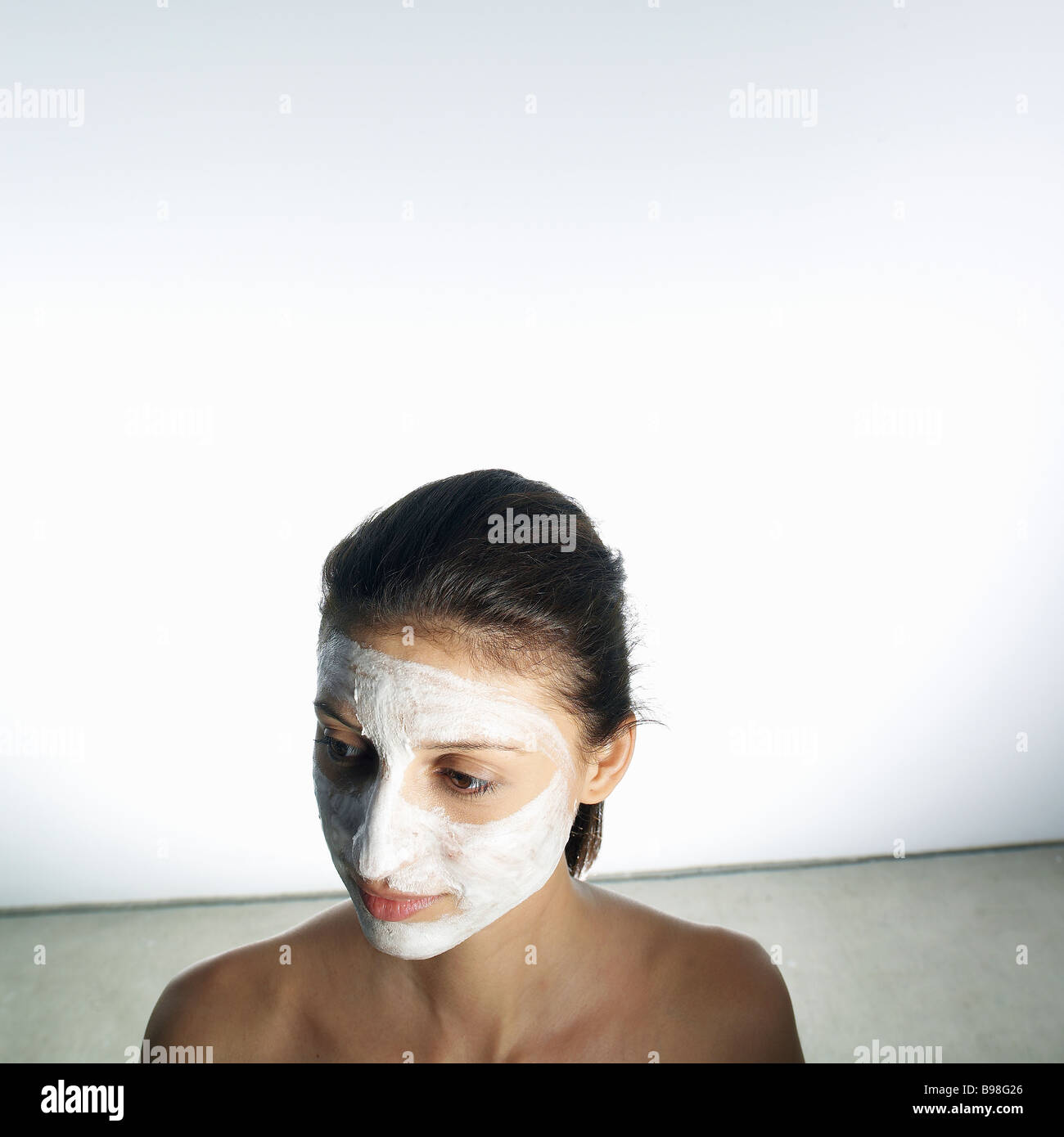 Frauen, die Anwendung Gesichtsreiniger Stockfoto