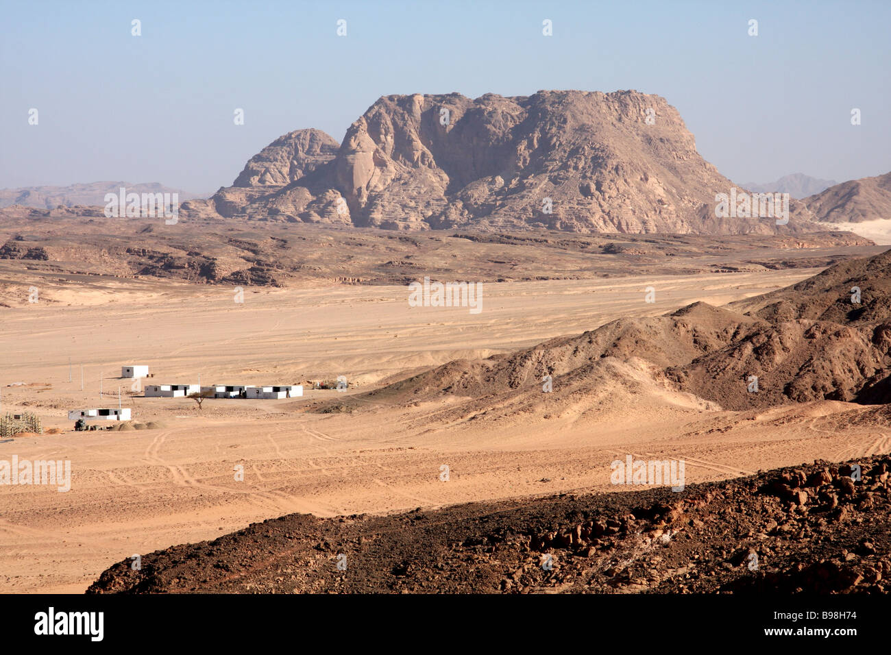 Wüste, Berge und Beduinen Siedlung, von der Straße zwischen Sharm El Sheikh und St. Katharinen Kloster, Süd-Sinai, Ägypten Stockfoto