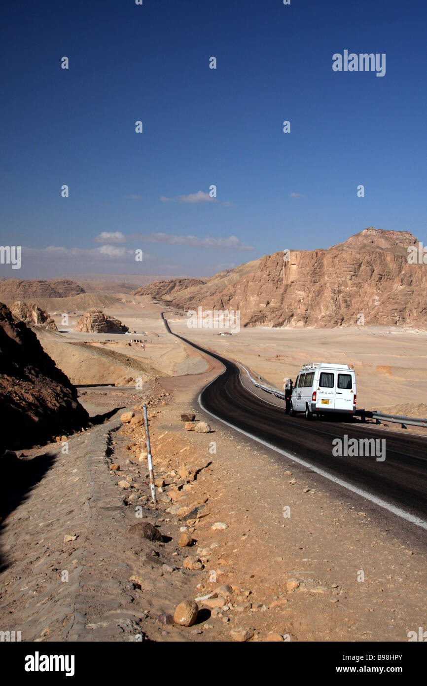 Auf der einsamen Straße zwischen Sharm El Sheikh und St. Katharinen Kloster, Süd-Sinai, Ägypten Stockfoto