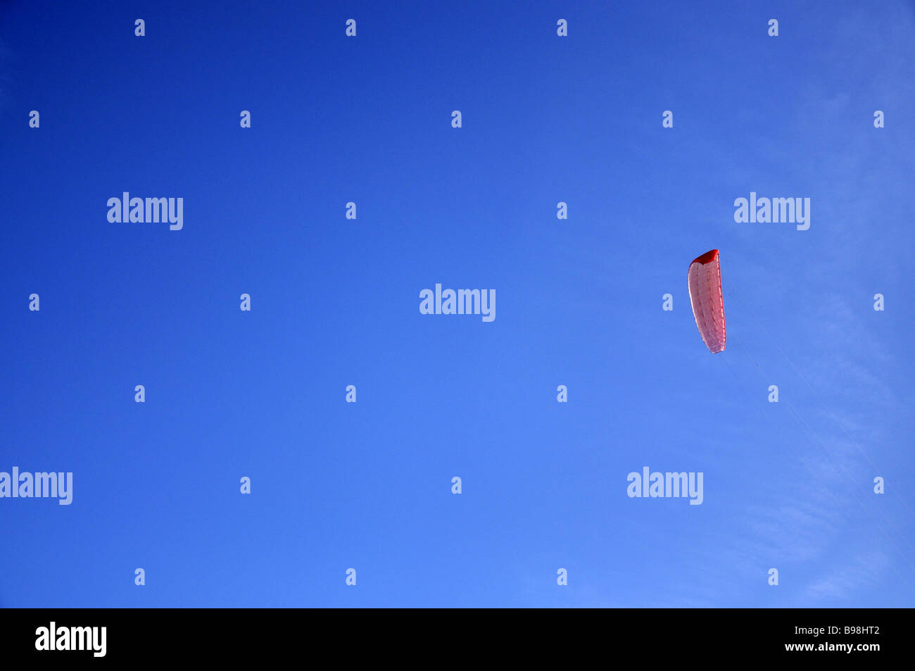 Rote Power Kite gegen blauen Himmel Stockfoto