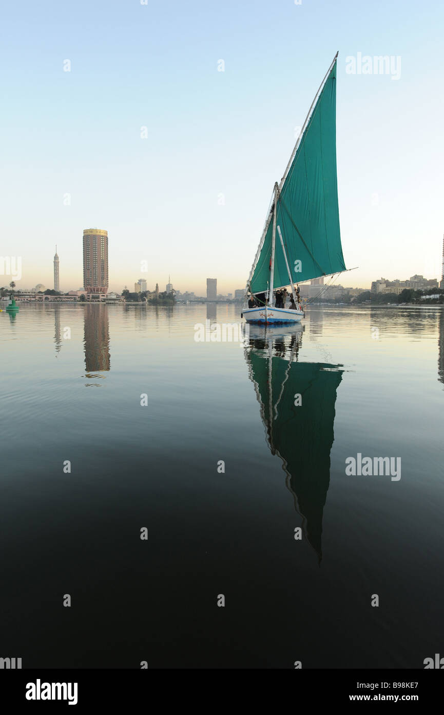 Ägypten Kairo Feluke Segelboot auf dem Nil im Morgengrauen Stockfoto