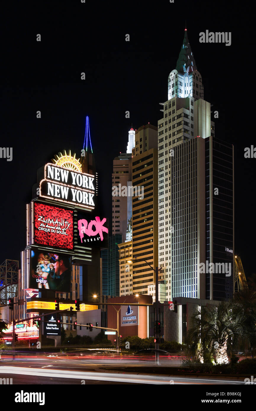 Helle Lichter in der Nacht in der Nähe von NewYork NewYork, Las Vegas Boulevard (Strip), Las Vegas, Nevada, USA Stockfoto