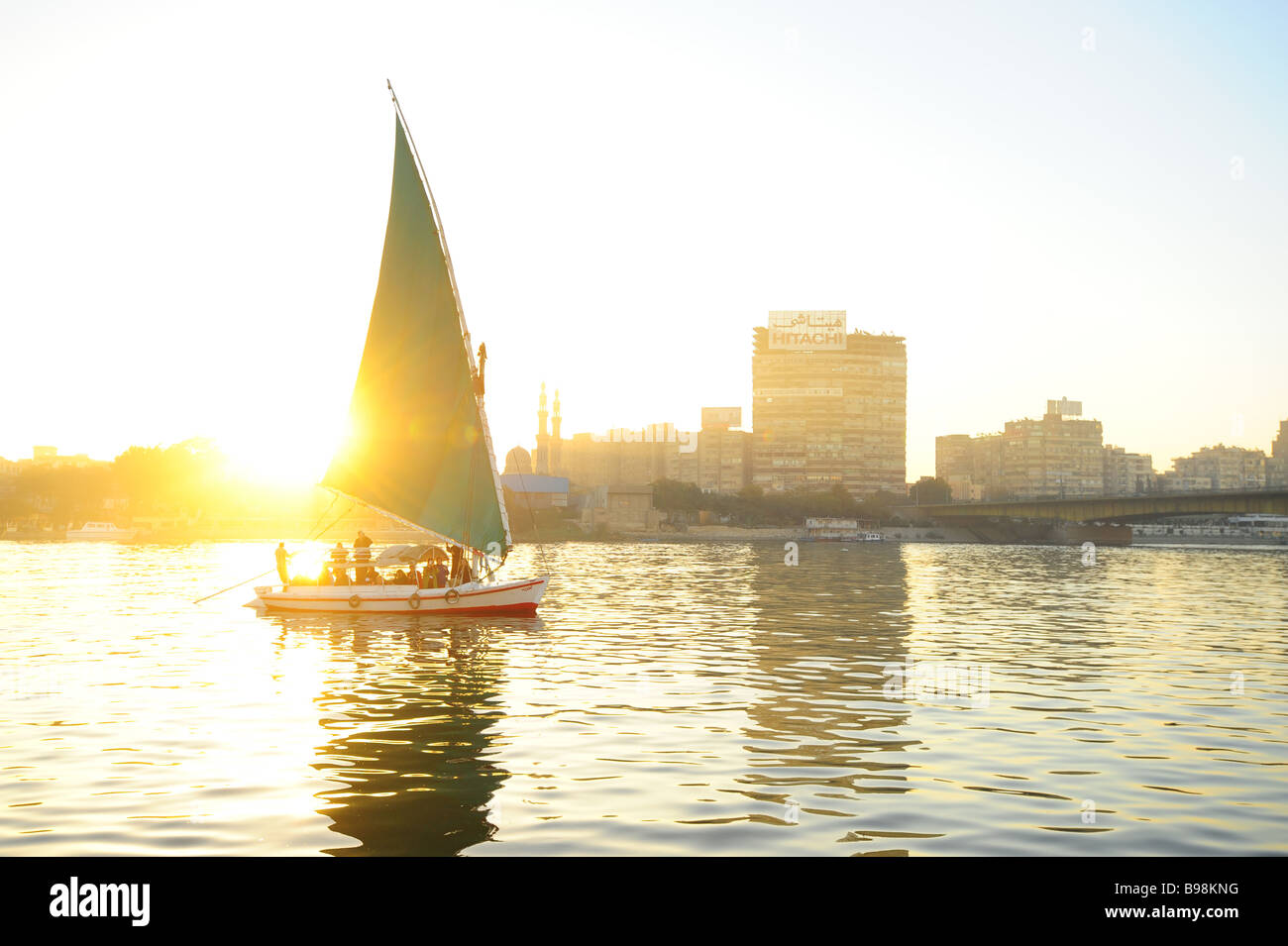 Ägypten Kairo Feluke Segelboot auf dem Nil im Morgengrauen Stockfoto