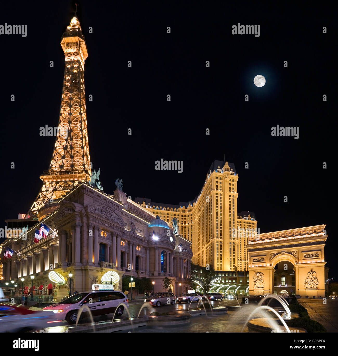 Paris Las Vegas Hotel &amp; Casino in der Nacht mit Vollmond, Las Vegas Boulevard (Strip), Las Vegas, Nevada, USA Stockfoto