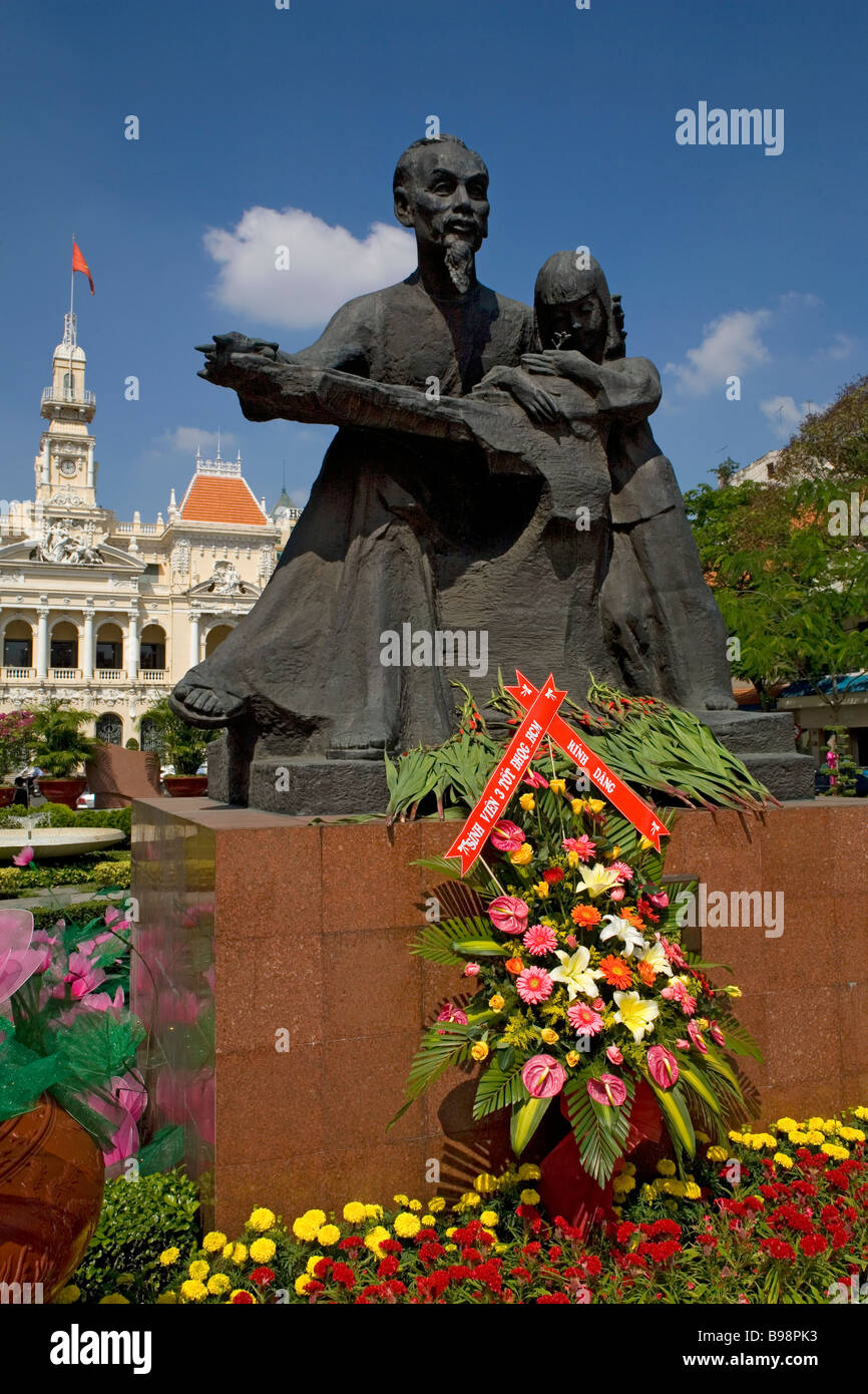 Statue von Ho Chi Minh mit dem alten Rathaus Völker jetzt Ausschuss Gebäude in Ho-Chi-Minh-Stadt oder alte Saigon-Vietnam Stockfoto