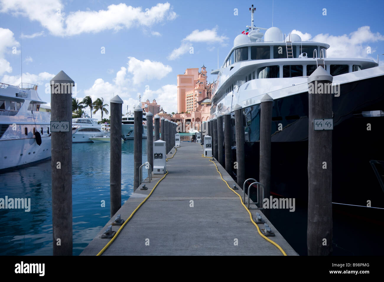 Gesamtansicht einer Marina auf Grand Bahama Island zeigt Luxus-Boote dort angedockt.  Für den redaktionellen Gebrauch bestimmt. Stockfoto