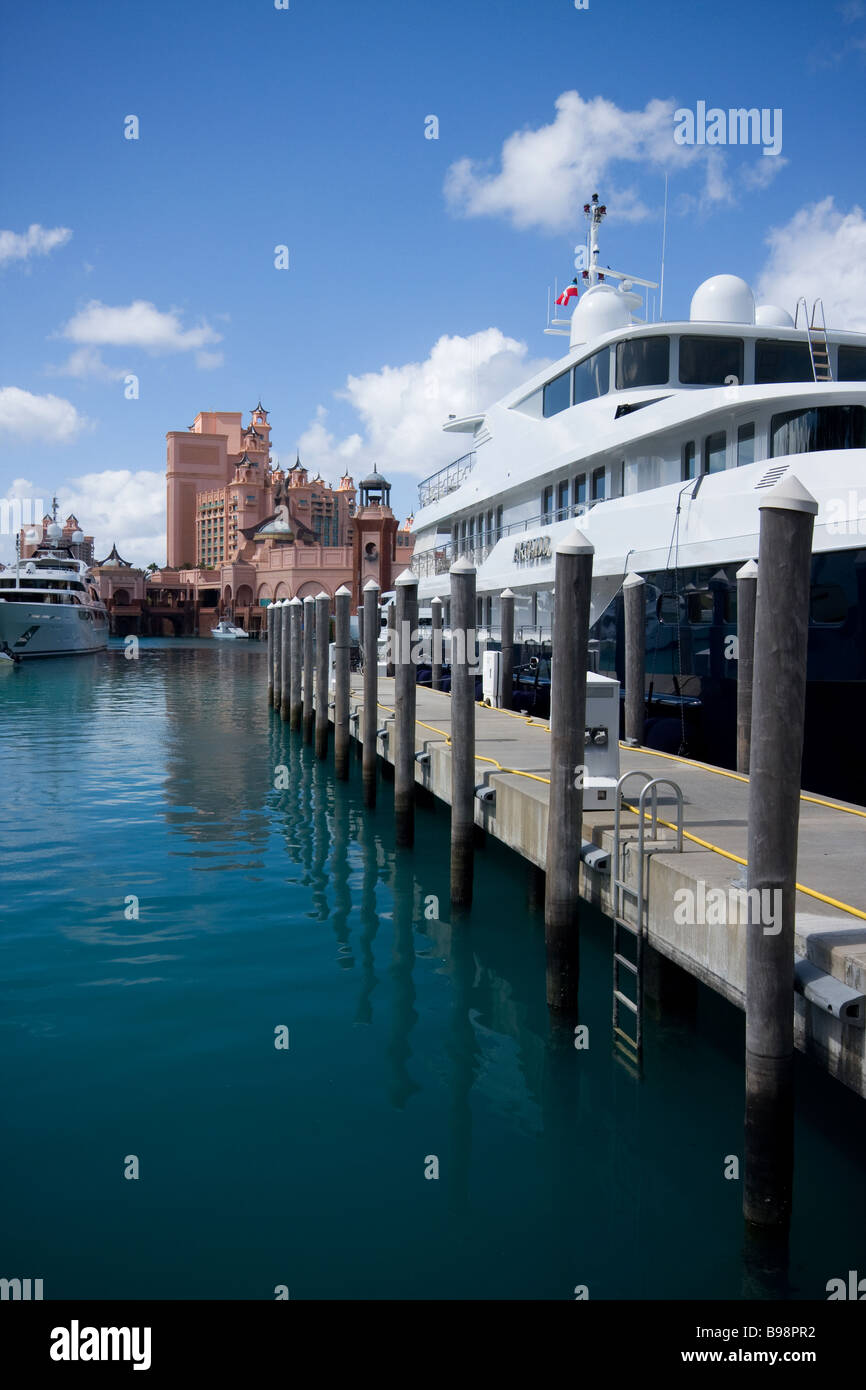 Gesamtansicht einer Marina auf Grand Bahama Island zeigt Luxus-Boote dort angedockt.  Für den redaktionellen Gebrauch bestimmt. Stockfoto