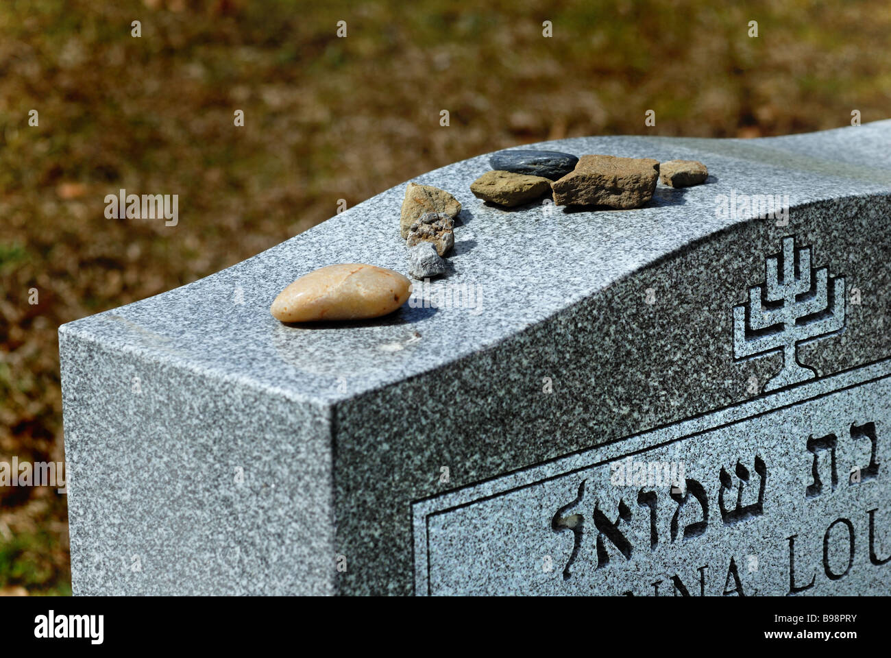 Heimsuchung Steinen auf jüdische Grab, West View Cemetery, Pittsburgh, Pennsylvania. Stockfoto