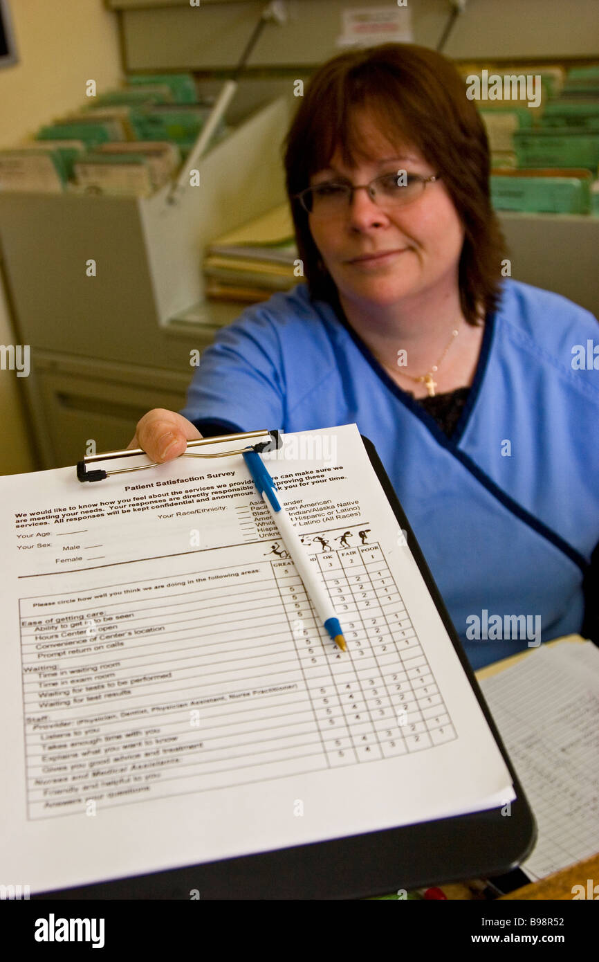 Frau, Rezeption Arztpraxis Übergabe Patienten Form in Zwischenablage Stockfoto
