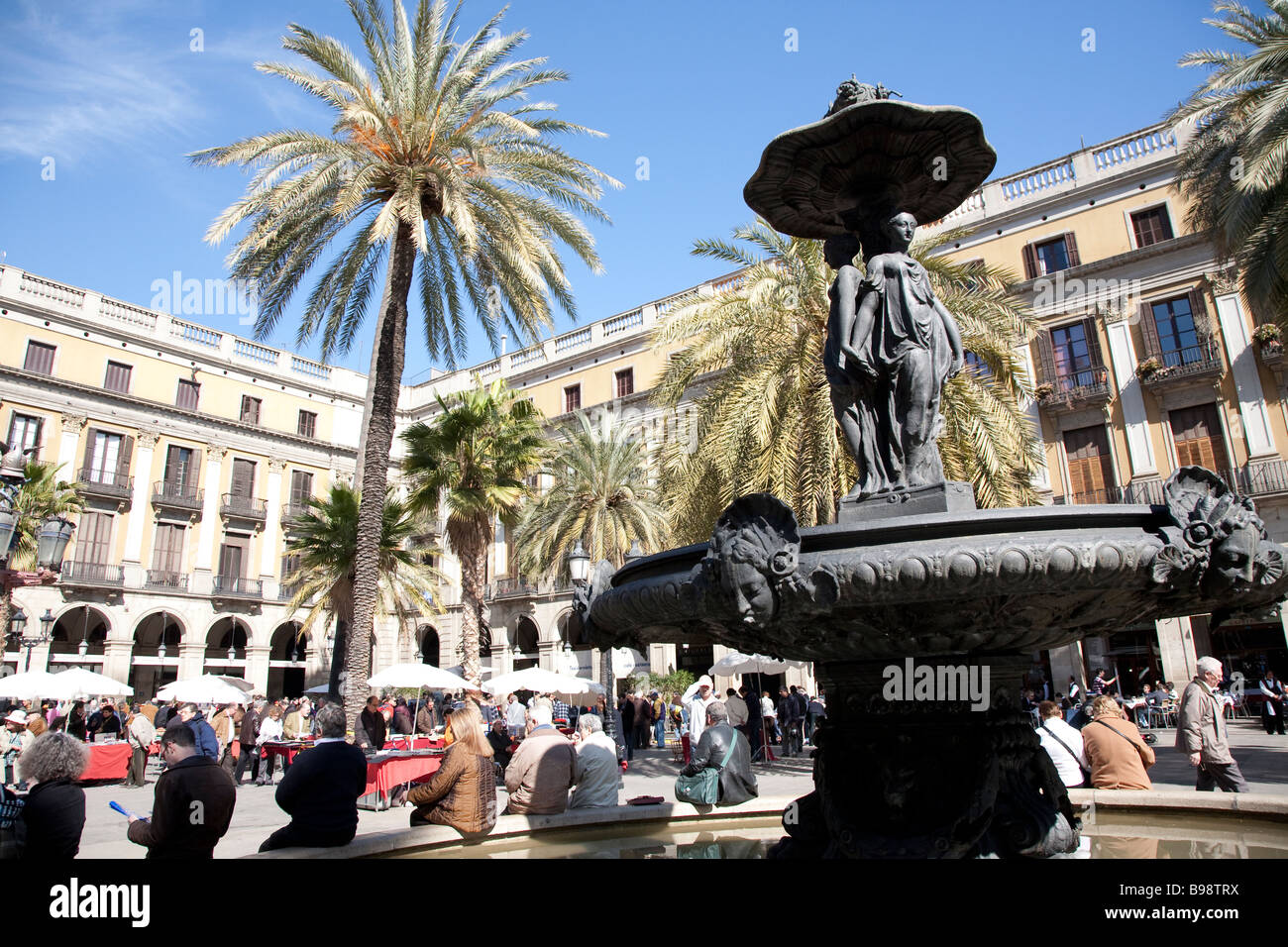 Antiquitätenmarkt am Placa Reial in Barcelona Stockfoto