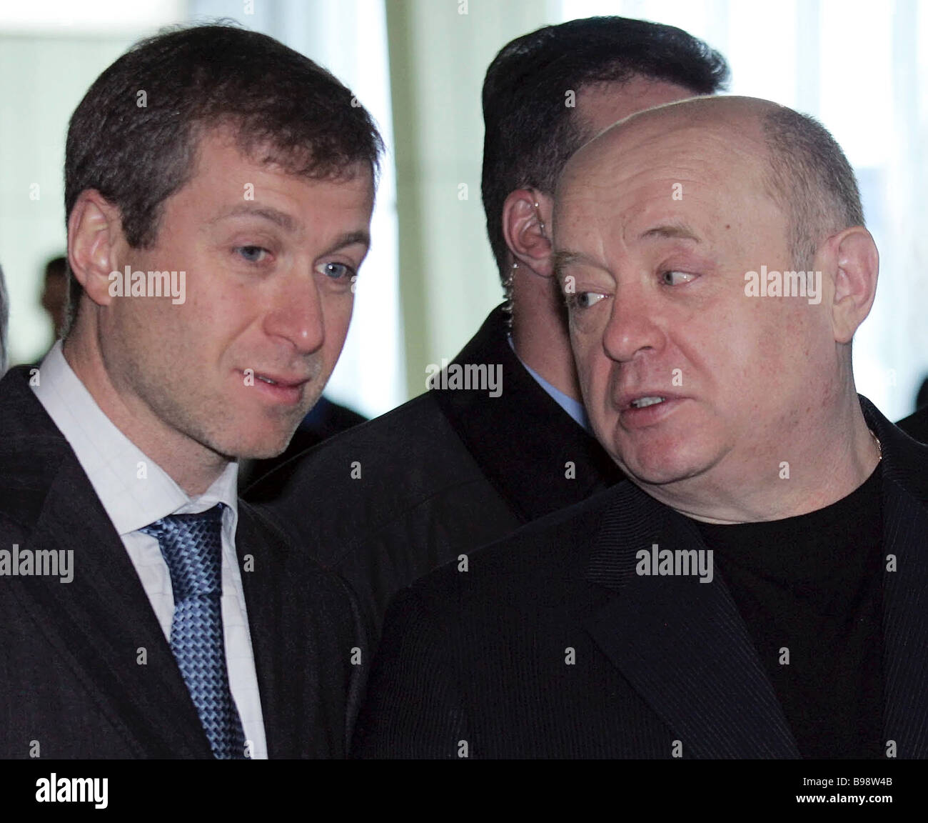 Von Links Nach Rechts Roman Abramovich Gouverneur Von Tschukotka Und Der Russische Premierminister Mikhail Fradkov Stockfotografie Alamy