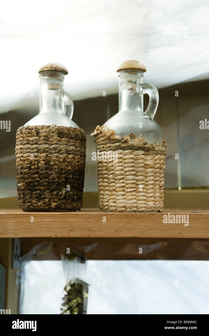 Glas-Flaschen im Regal Stockfoto