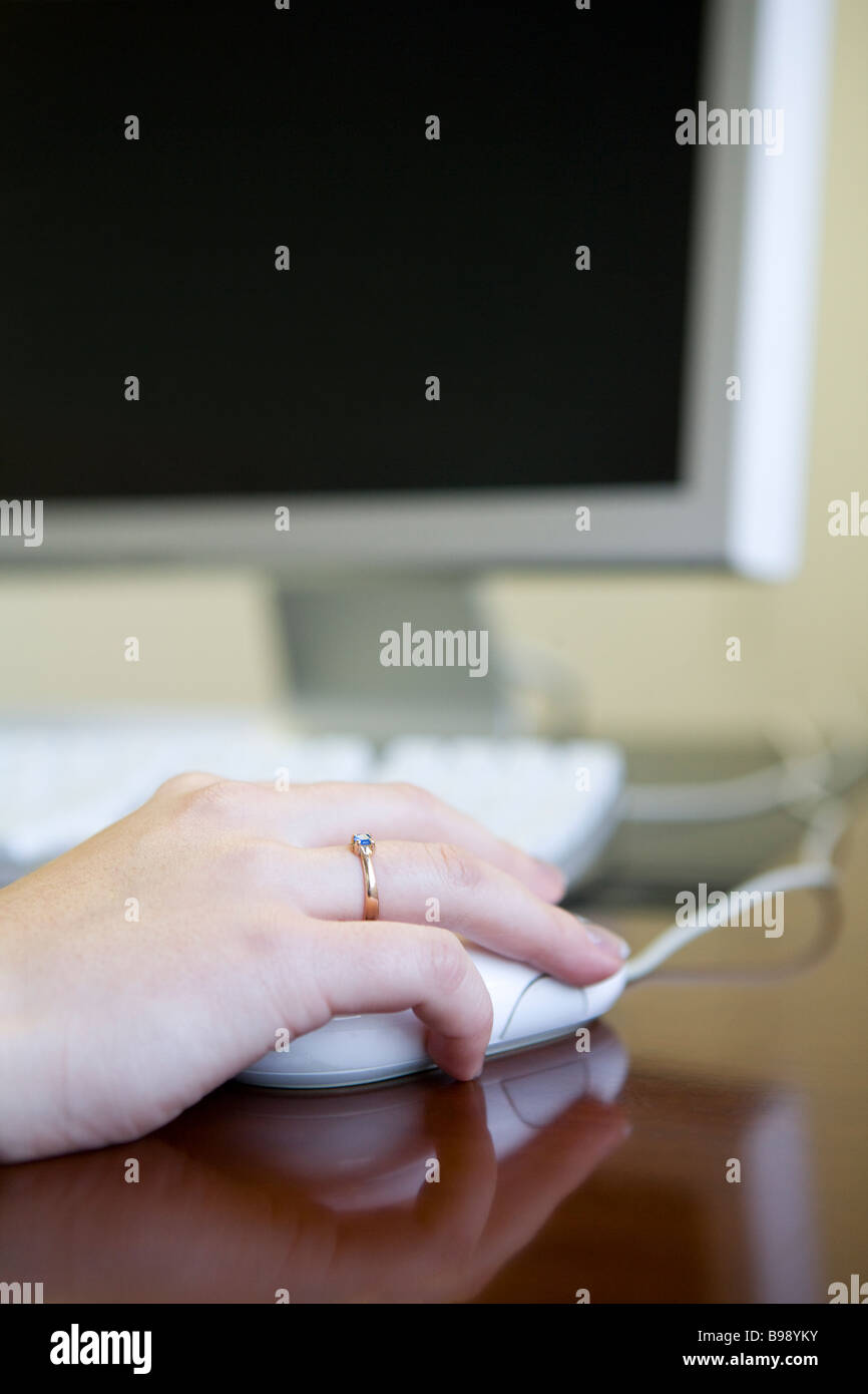 Der Computer-Maus und Geschäftsfrau s Hand hautnah Stockfoto