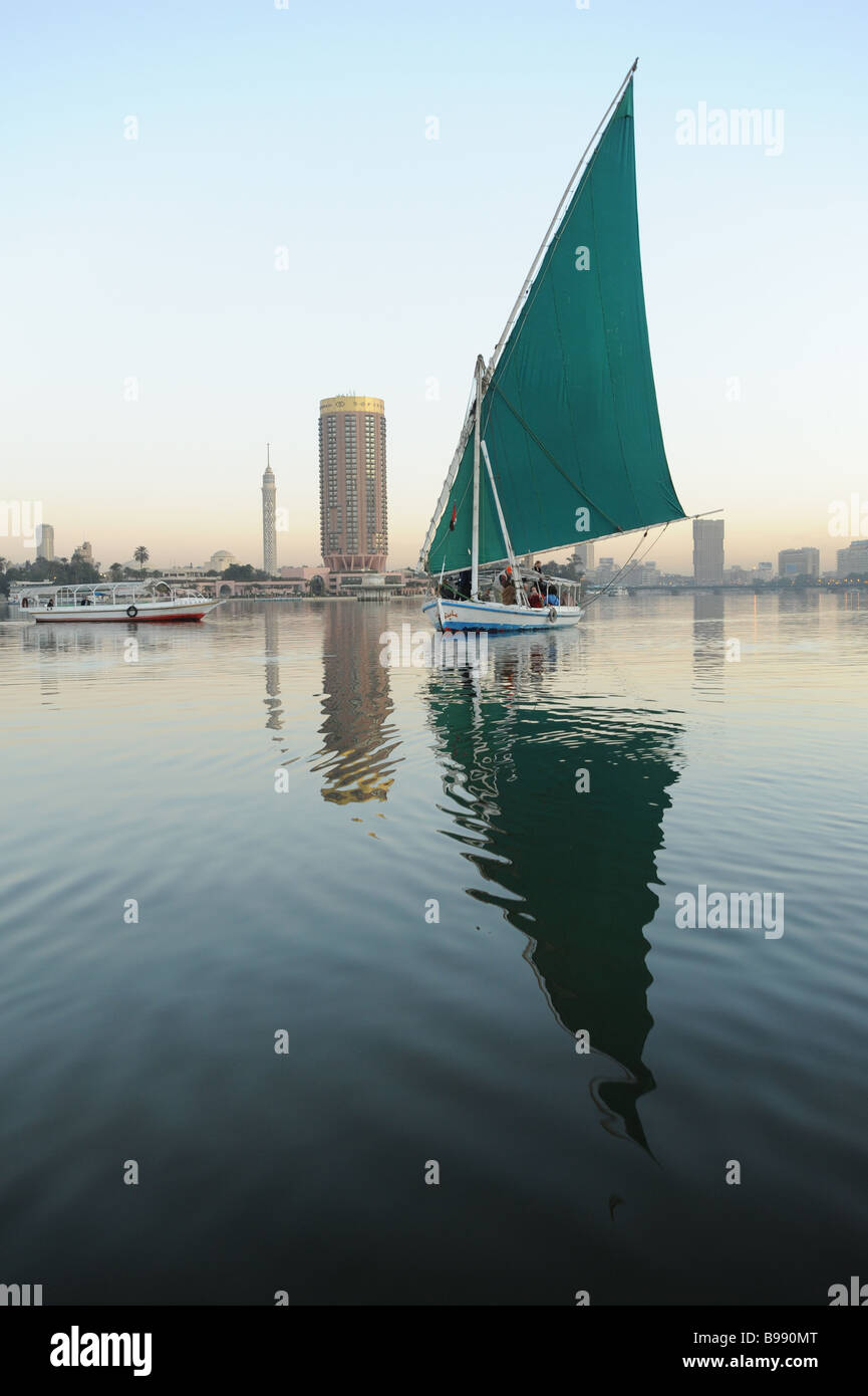 Ägypten Kairo Feluke Segelboot auf dem Nil im Morgengrauen Stockfoto