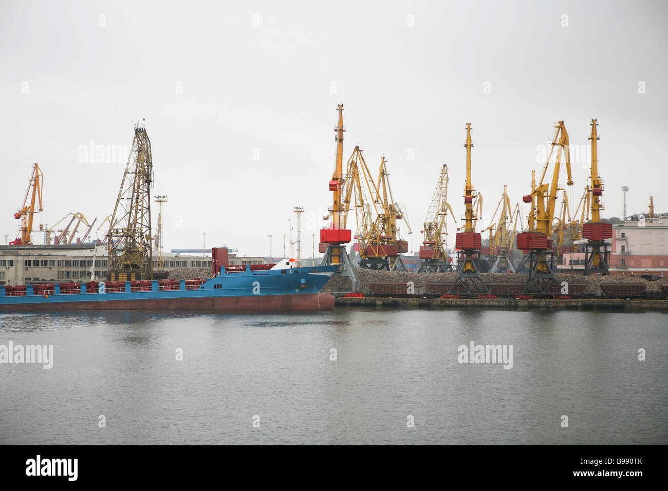 Containerschiff und Ladekran im Hafen Stockfoto