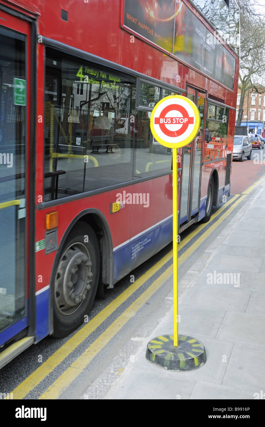 Temporäre Bushaltestelle mit Bus Highbury London England UK Stockfoto