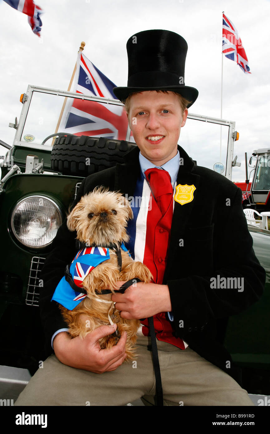 Junglandwirt mit seinem Hund in einem Land zeigen, Essex, UK Stockfoto