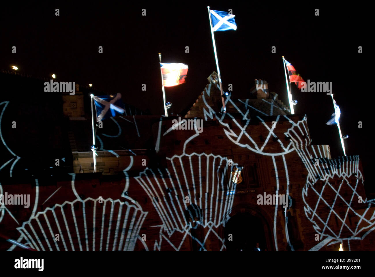 Blumen der Distel projiziert auf Edinburgh Kaste mit 5 Flaggen an der Spitze Stockfoto