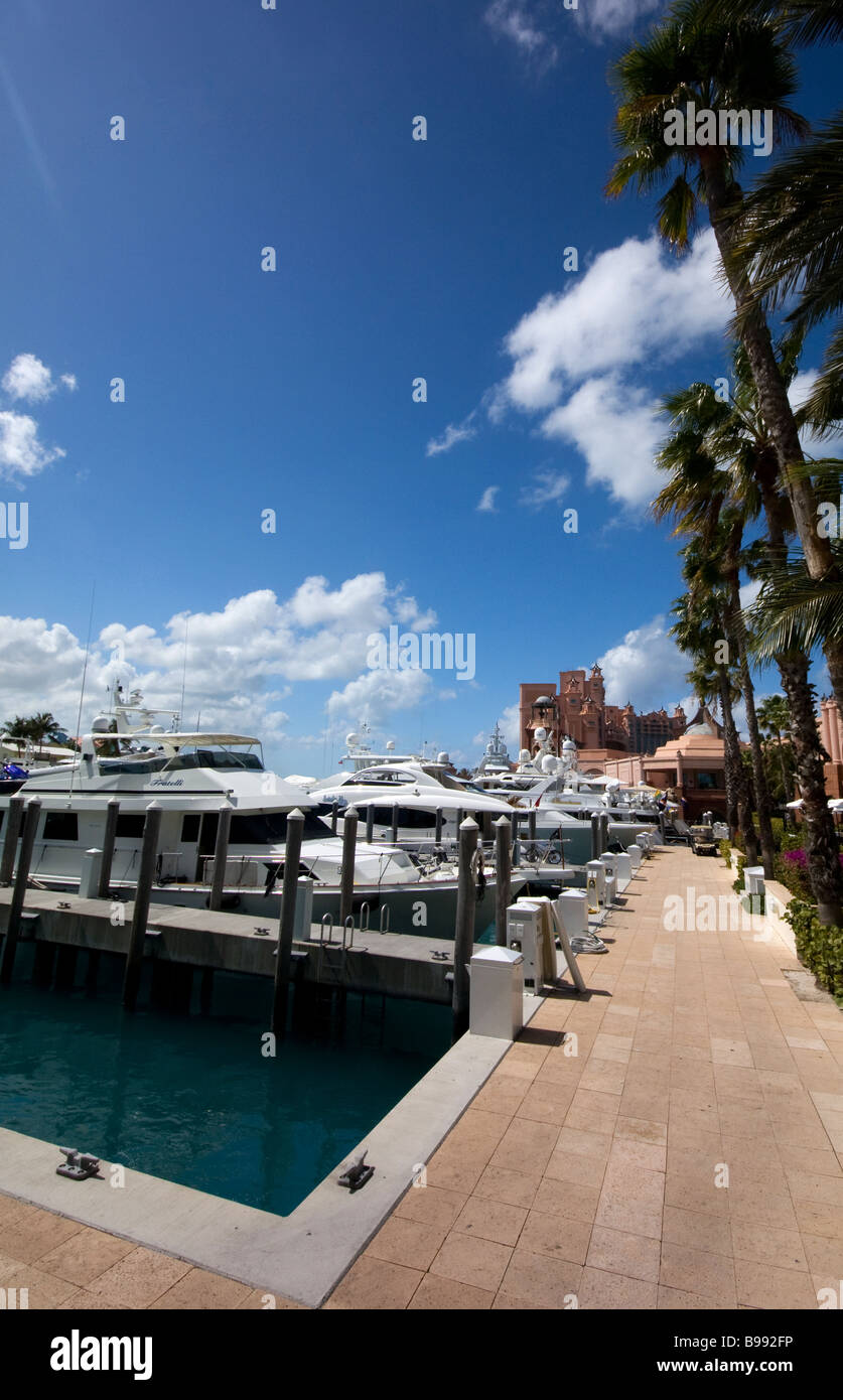 Gesamtansicht einer Marina auf Grand Bahama Island zeigt Luxus-Boote dort angedockt.  Für den redaktionellen Gebrauch bestimmt. Stockfoto