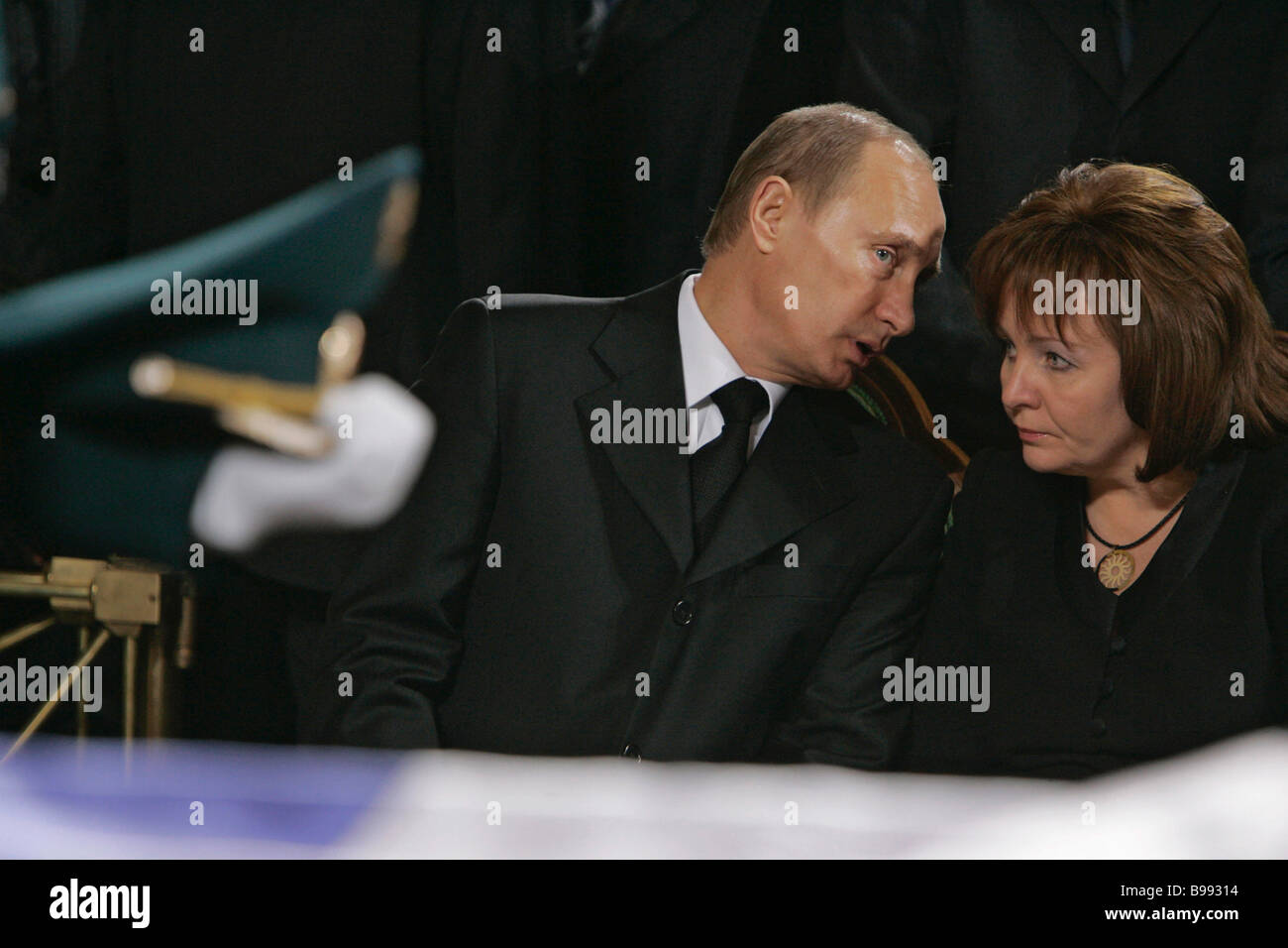 Der russische Präsident Vladimir Putin und seine Frau Ljudmila während der Trauerfeier für Boris Yeltsin die erste russische Stockfoto