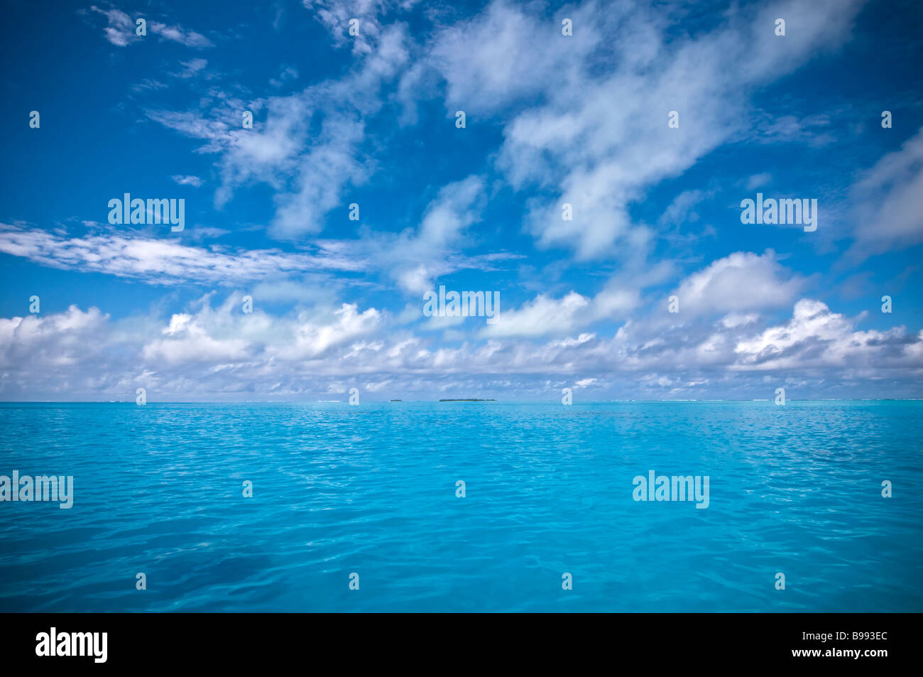 Türkisblauem Wasser erfüllt Himmel im Pazifischen Ozean nur aus den Cook-Inseln mit Maina Insel im Hintergrund Stockfoto