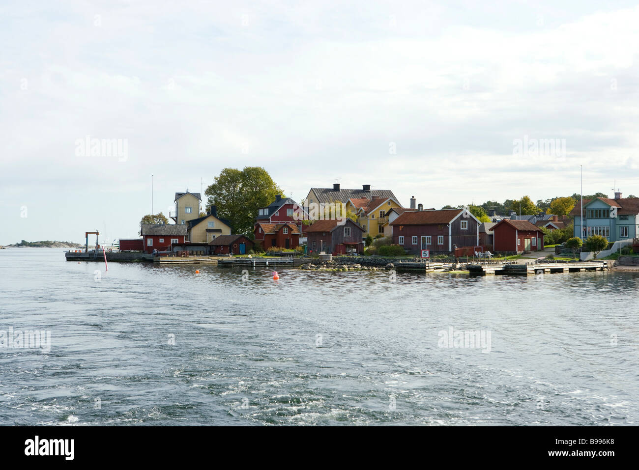 Häuser und Docks entlang der Bucht gebaut Stockfoto