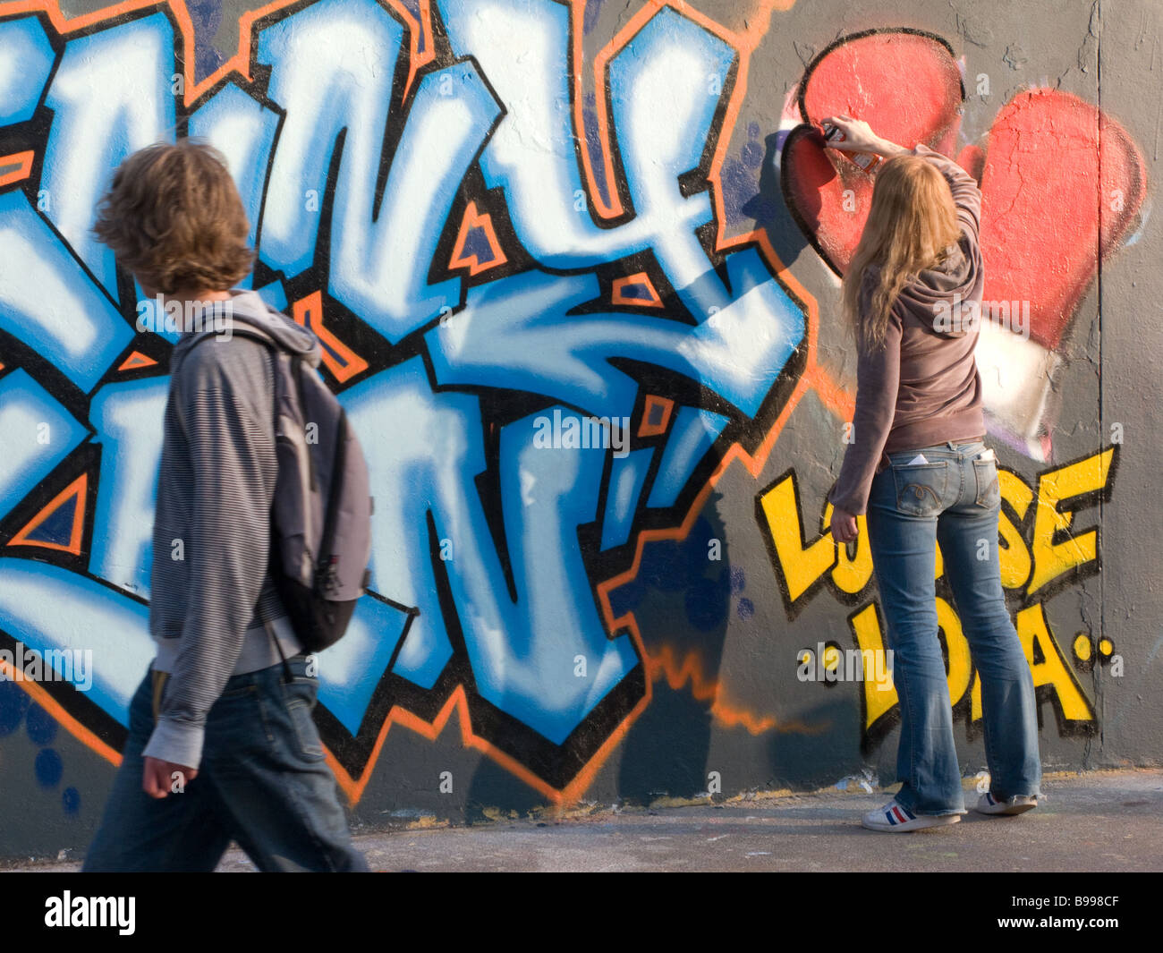 Weiblichen Graffiti-Künstler und Betrachter Stockfoto