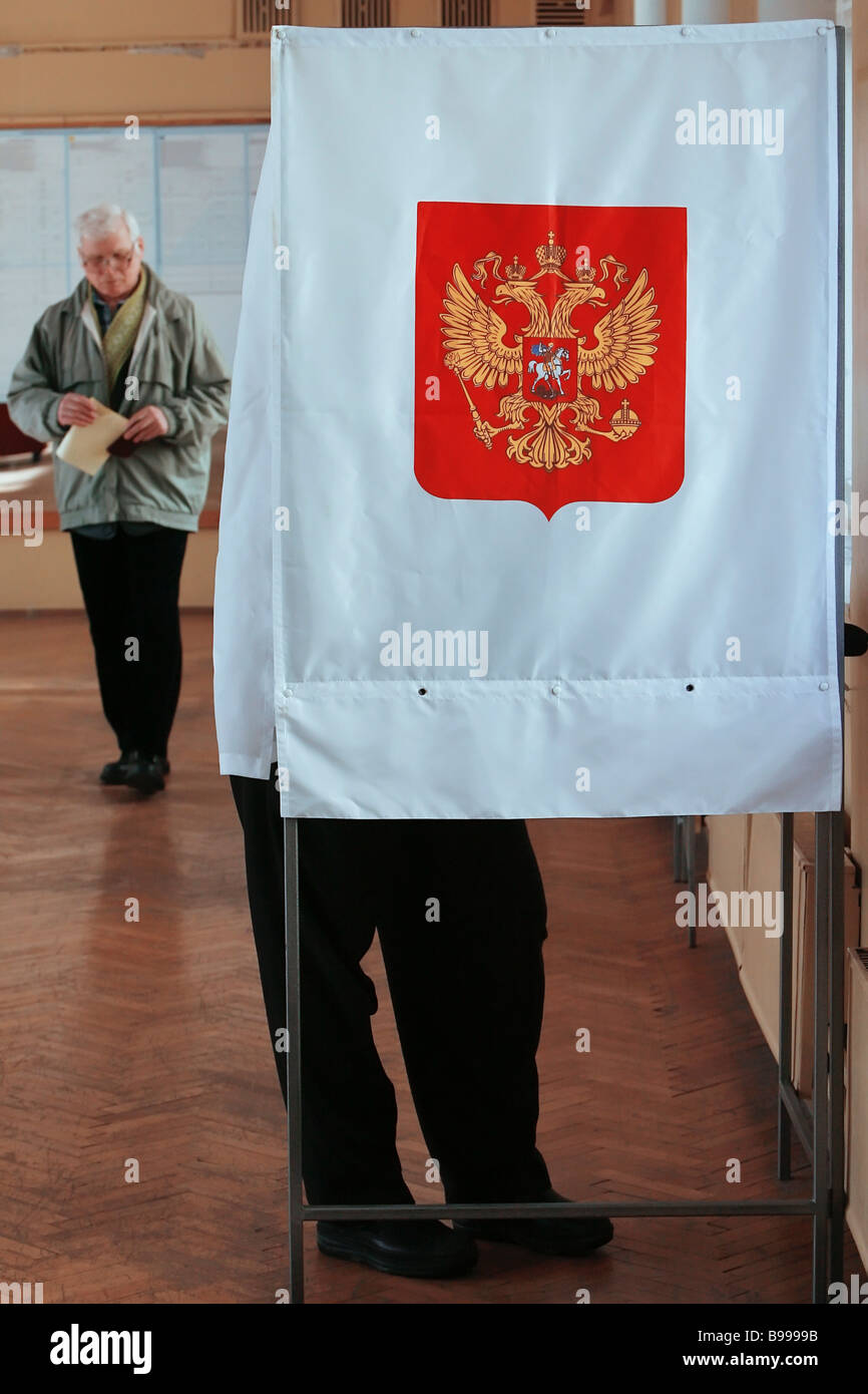 Ein Wähler in einer Wahlkabine Stockfoto