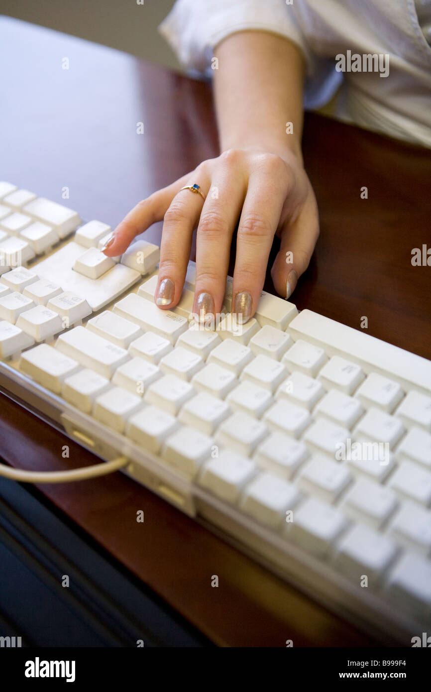 Der Computer-Tastatur und Geschäftsfrau s Hand hautnah Stockfoto