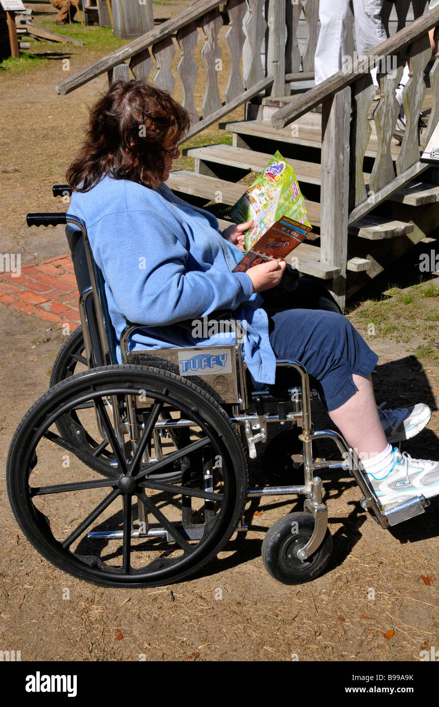 Behinderte Besucher im Rollstuhl am Tampa Florida State Fairgrounds Stockfoto