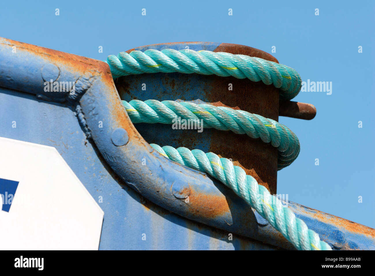 Seil aufgewickelt um Boot Takelage, extreme Nahaufnahme Stockfoto