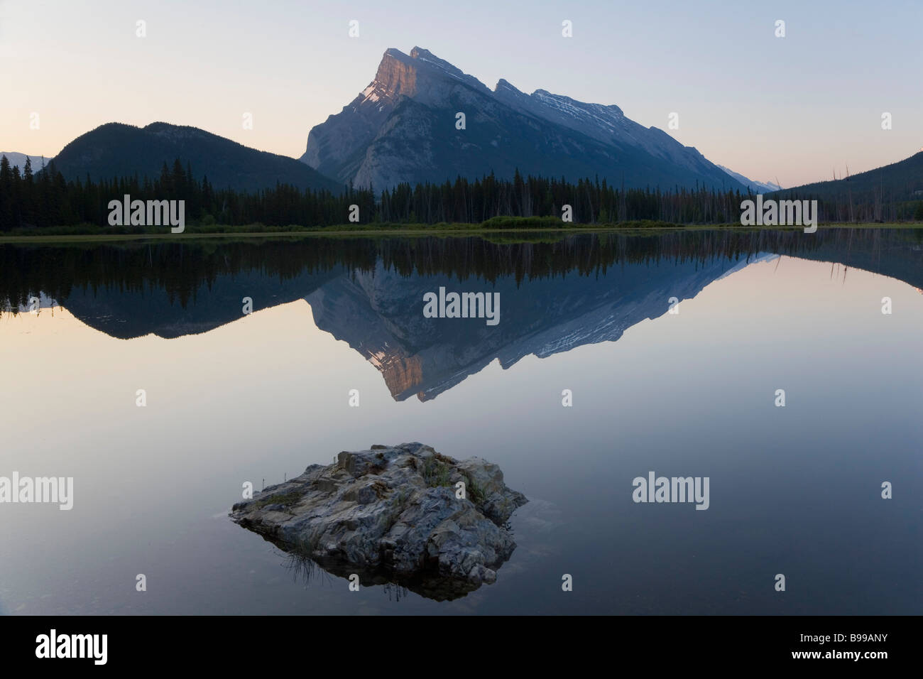 Mount Rundle & Vermillion Lake, Banff Nationalpark, Alberta, Kanada Stockfoto