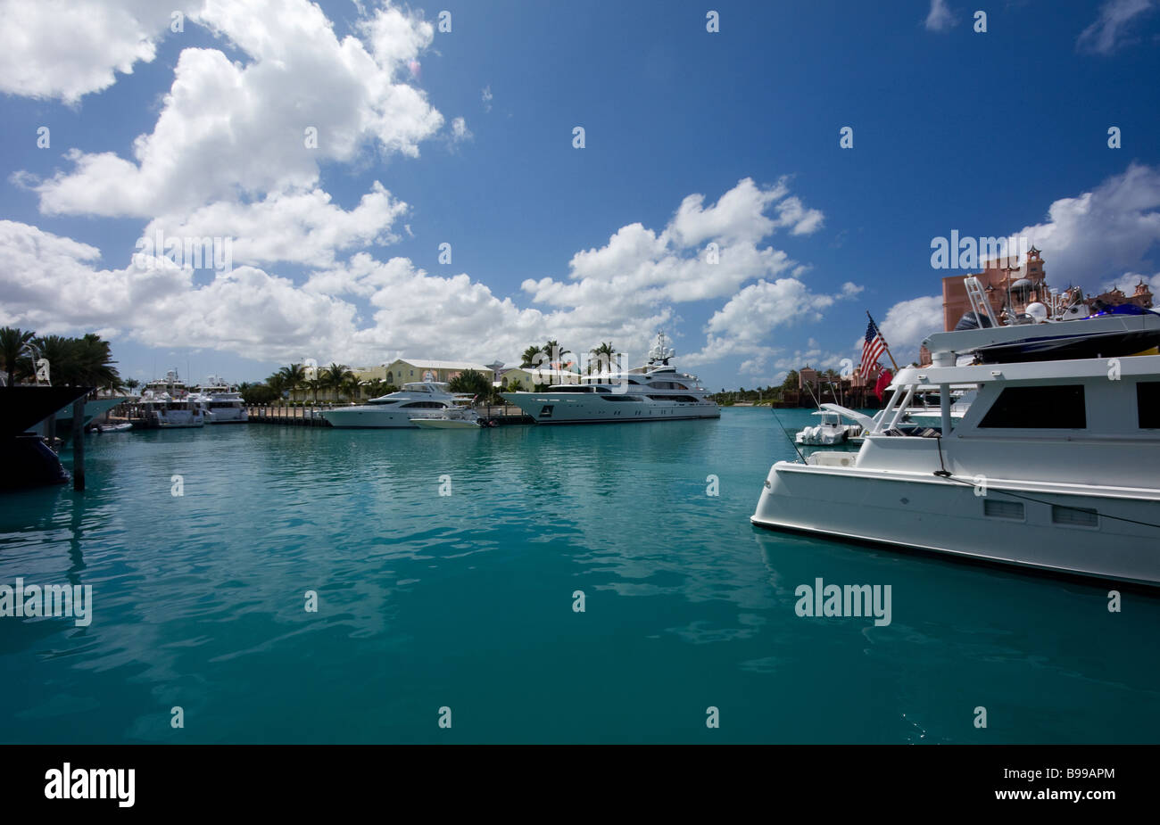 Gesamtansicht einer Marina auf Grand Bahama Island zeigt Luxus-Boote dort angedockt.  Für den redaktionellen Gebrauch bestimmt. Stockfoto