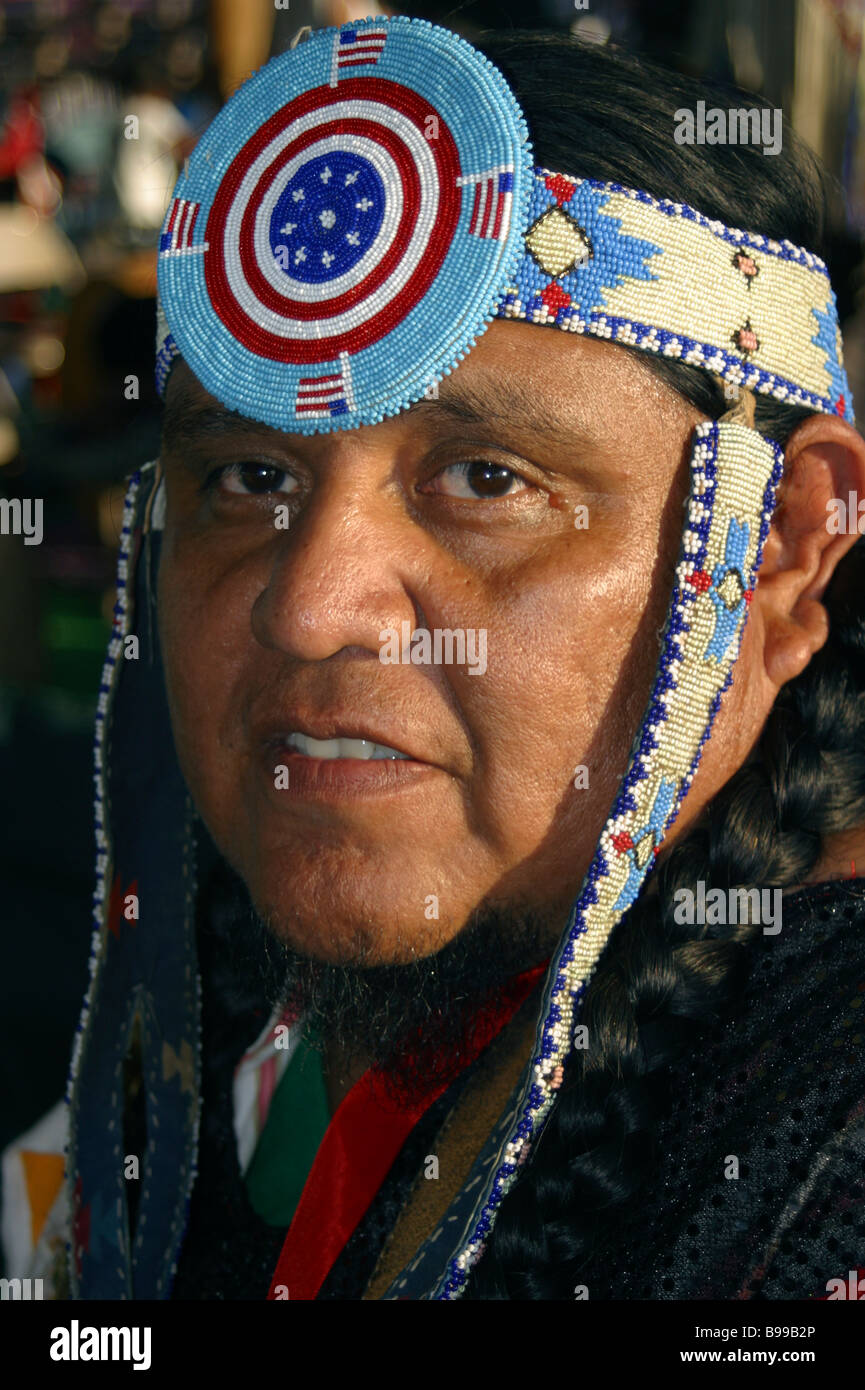 Besonderen Anlass American Indian Pow Wow Mann im Kopfschmuck ELMO MONTANA  USA Stockfotografie - Alamy