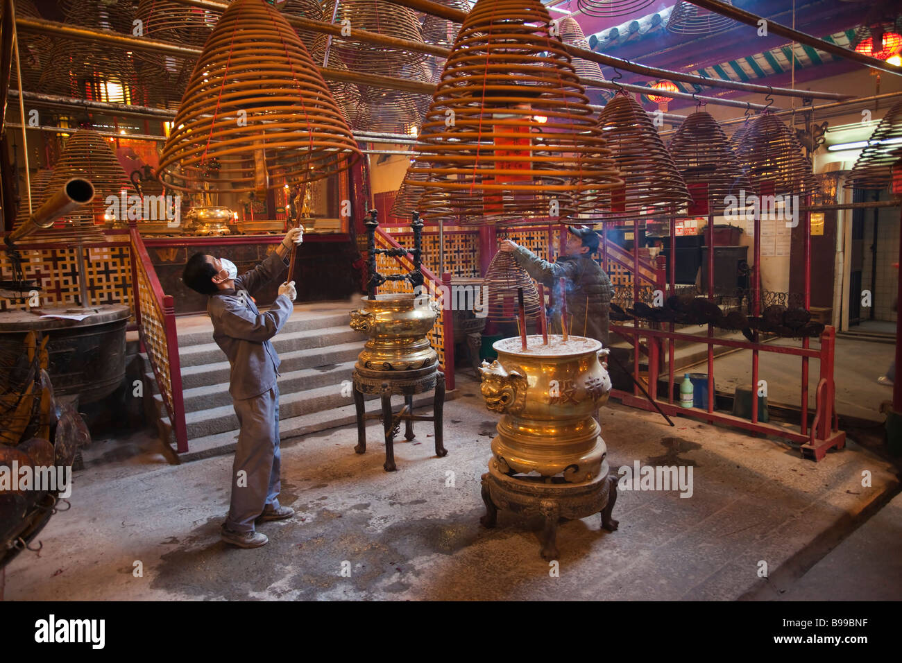 Begleiter, die Beleuchtung Weihrauch Man Mo Tempel Hong Kong Stockfoto