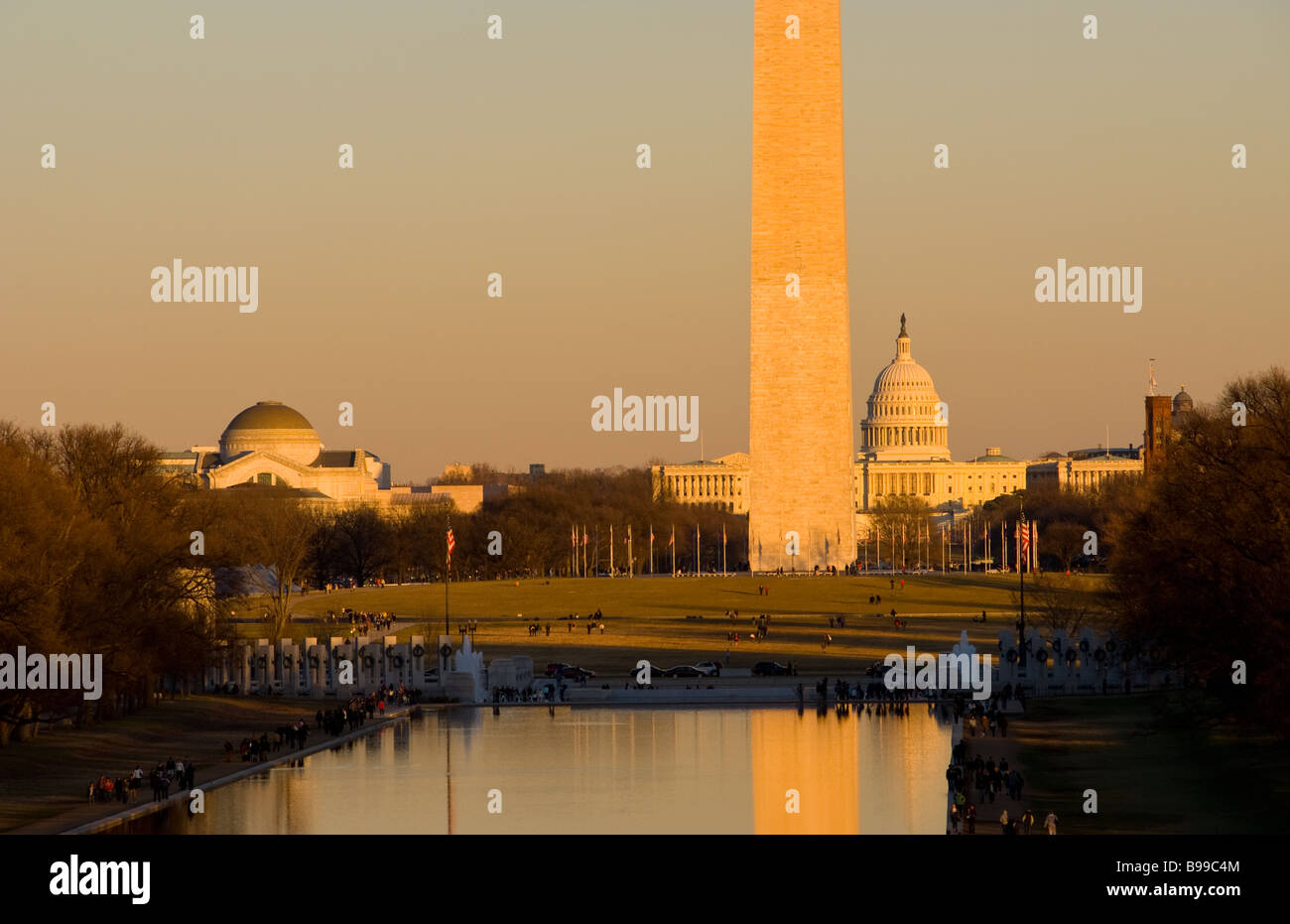 Schöne hohe Turm des Washington Monument und Teich mit Kapital Gebäude bei Sonnenuntergang in Washington DC USA Stockfoto