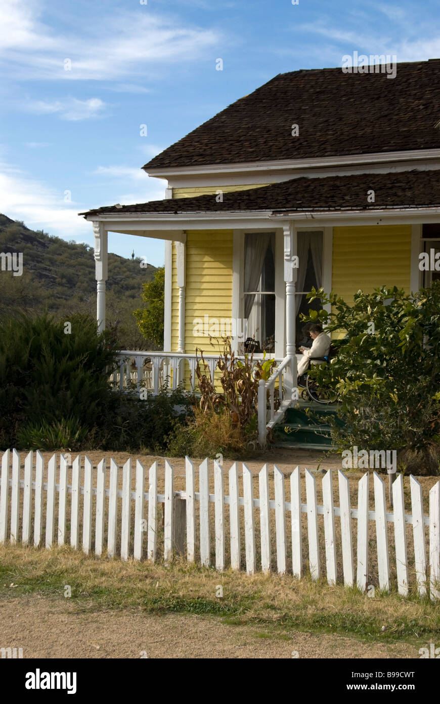 Ein gelbes Bauernhaus am Pioneer Living History Museum in Phoenix, Arizona, USA. Stockfoto